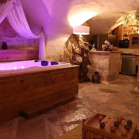 Logement Atypique , Love Room , Climatise , Spa, Sauna Holiday home Saint-Hippolyte-de-Caton
