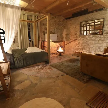 Logement Atypique , Love Room , Climatise , Spa, Sauna Saint-Hippolyte-de-Caton