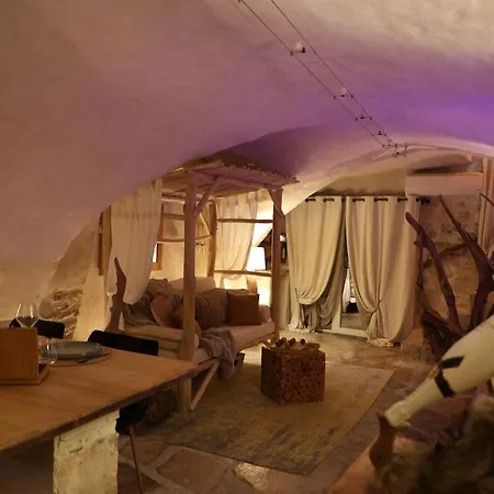 Logement Atypique , Love Room , Climatise , Spa, Sauna * Saint-Hippolyte-de-Caton