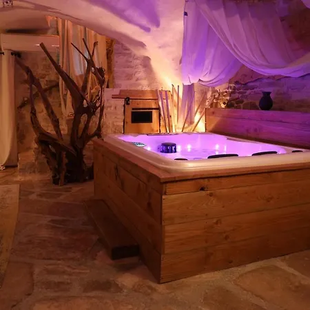 Holiday home Logement Atypique , Love Room , Climatise , Spa, Sauna Saint-Hippolyte-de-Caton